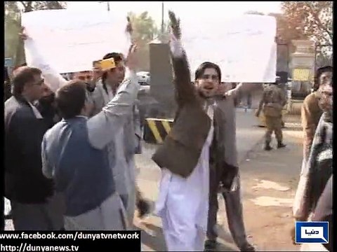 Dunya news - Family of Peshawar martyrs chants go imran go