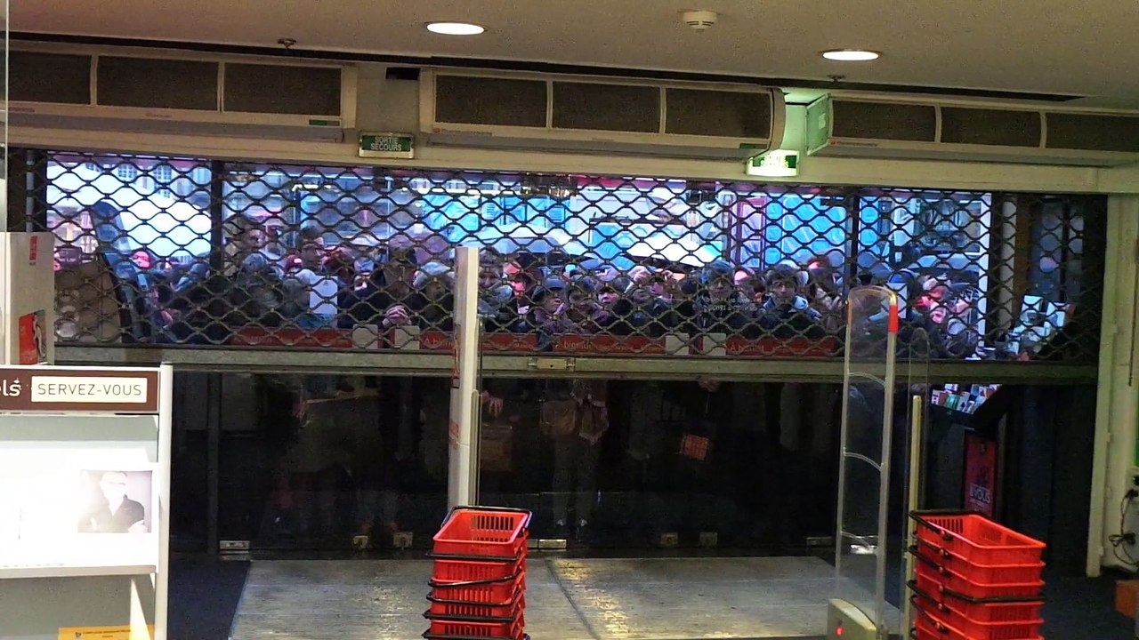 Au Furet du Nord de Lille, ruée pour Charlie Hebdo