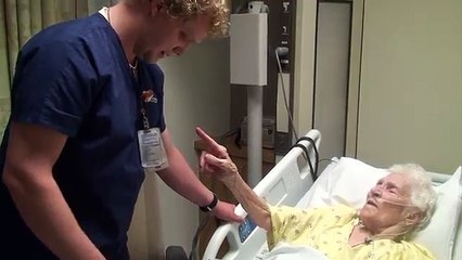 Une patiente fragile est complètement déstabilisée après qu’un infirmier la visite dans sa chambre!