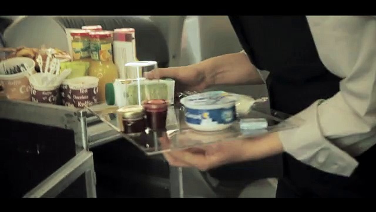 SNCF - compagnie ferroviaire TGV Pro 1ère - février 2011 - "Voyages d'affaires", film 1, restaurant à la place