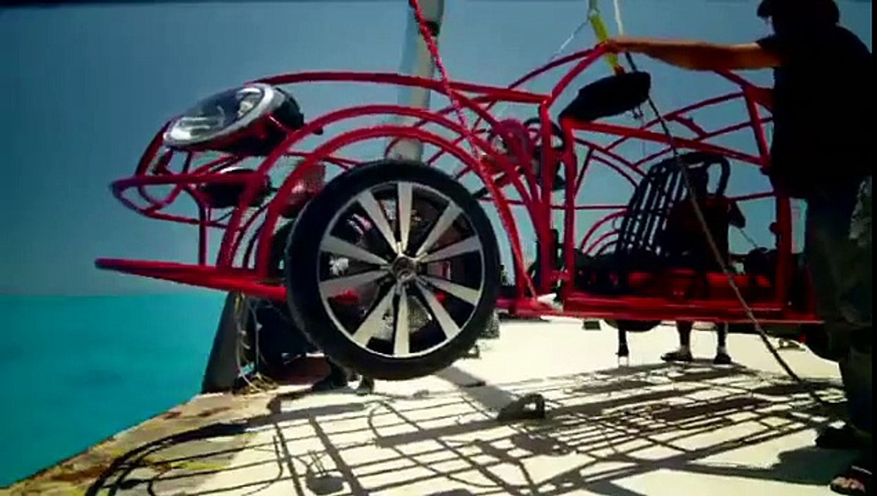 Volkswagen - voiture Volkswagen Beetle, "Beetle Shark Cage Underwater Test Drive, pour la Shark Week de Discovery Channel" - août 2012