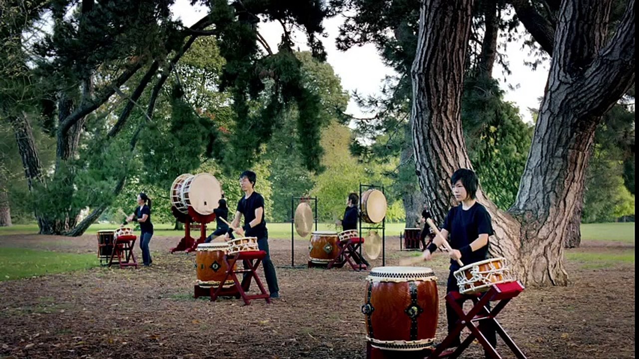 Toyota Motor Corporation - voiture Lexus Ct 200h - février 2011 - "Join the quiet revolution, avec Kylie Minogue"