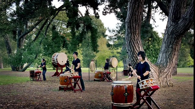 Toyota Motor Corporation - voiture Lexus Ct 200h - février 2011 - Join the quiet revolution, avec Kylie Minogue