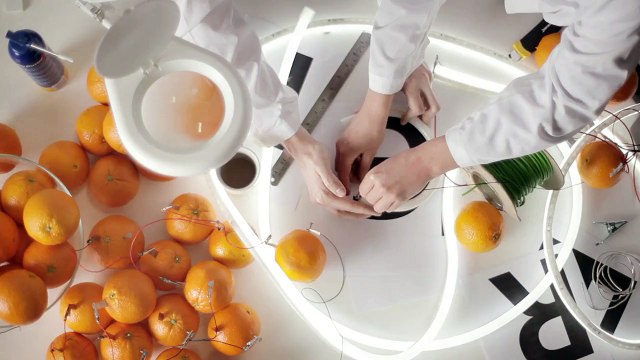 Tropicana (PepsiCo) - jus de fruits - avril 2011 - événement place des Abbesses à Paris, mur d'oranges électriques 28 mars 2011