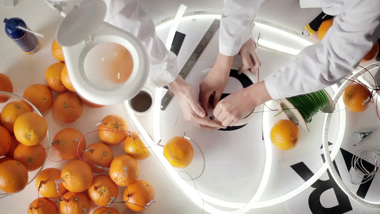 Tropicana (PepsiCo) - jus de fruits - avril 2011 - événement place des Abbesses à Paris, mur d'oranges électriques 28 mars 2011