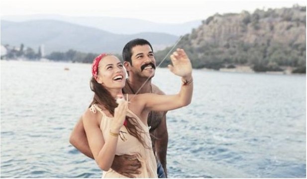 Fahriye Evcen yeni filminde şarkı söyledi