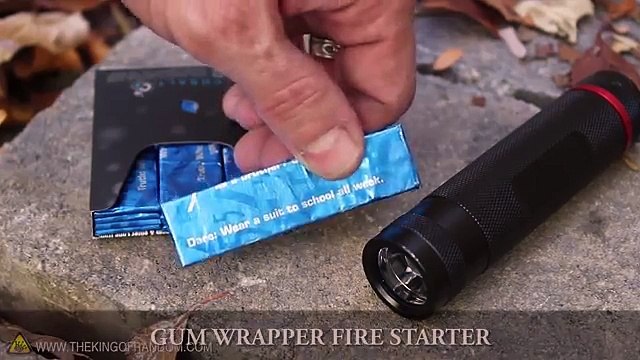 Il découpe l’emballage d’une gomme à mâcher et la raison est absolument brillante!