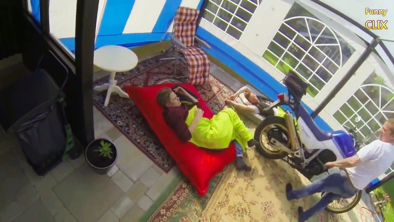 Funny Wake Up PRANK Compilation - Gagomania.com
