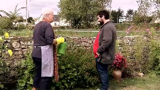 Surcouf - enseigne d'informatique et de multimédia - octobre 2009 - Suivez l'étoile , Mouloud Achour, jardinage avec sa grand-mère