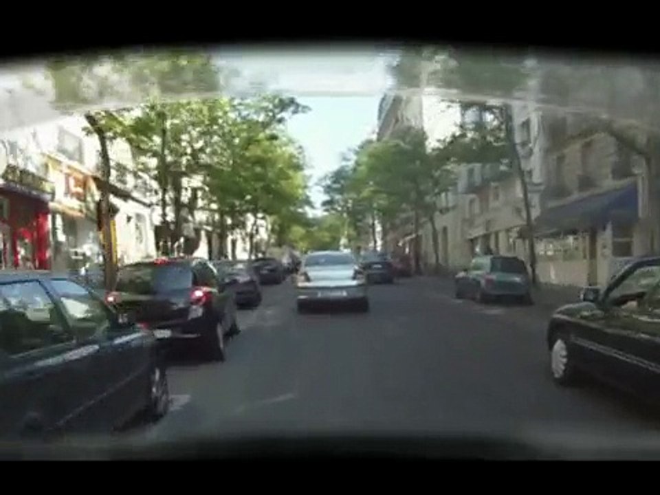 Sécurité Routière - lutte contre les accidents de la route - juin 2010 - "Deux-roues motorisés", Voiture qui déboîte