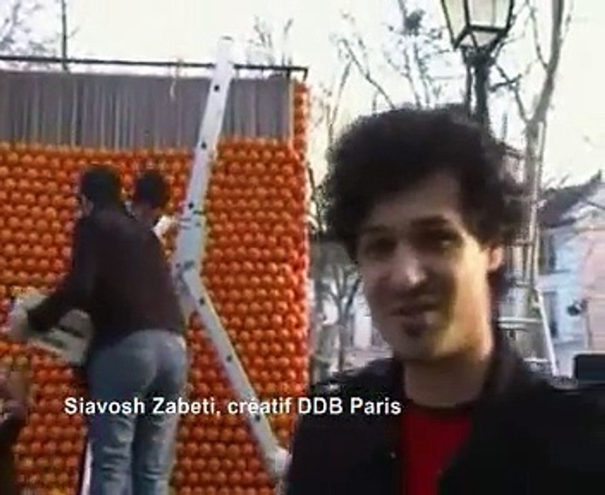 Tropicana (PepsiCo) - jus de fruits - mars 2011 - événement place des Abbesses à Paris, mur d'oranges électriques 28 mars 2011