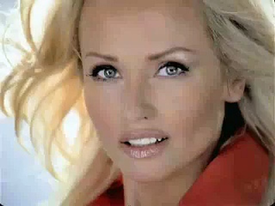 Publicité Croix Rouge avec Adriana Karembeu