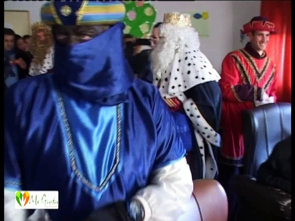 Los Reyes Magos visitan la Residencia de los Mayores y luego recorren Santa Marta de los Barros. © 2015