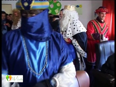 Los Reyes Magos visitan la Residencia de los Mayores y luego recorren Santa Marta de los Barros. © 2015
