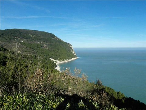 SIROLO. LA SPIAGGIA DEI SASSI NERI (RIVIERA DEL CONERO, ANCONA, MARCHE, ITALY)
