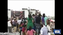 Dunya News - India: Amitabh Bachan flies kite in Ahmedabad