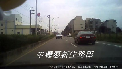 Toujours regarder son rétro avant de sortir de son véhicule ...