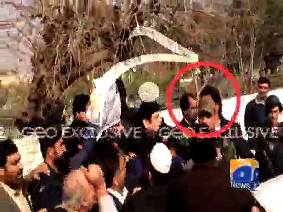 Imran Khan Facing Go Imran Go Slogans from angery Parents of Peshawar School Shuhada