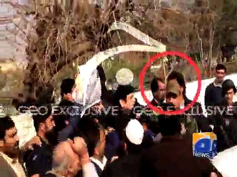 Imran Khan Facing Go Imran Go Slogans from angery Parents of Peshawar School Shuhada