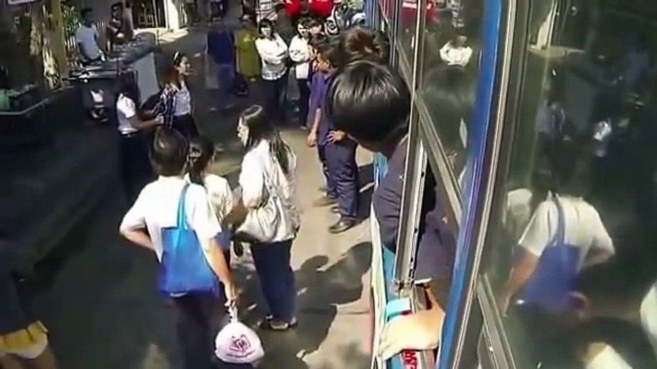 Girls joke with kinetic power !