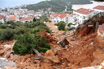 Kaş'ta Evleri Su Bastı, Araçlar Moloz Altında Kaldı