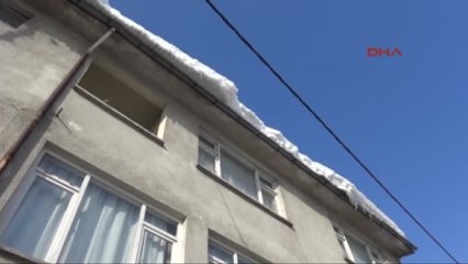 Bolu Çatıdan Düşen Karlar Sundurmayı Yıktı, İki Kişi Altında Kalmaktan Kurtuldu