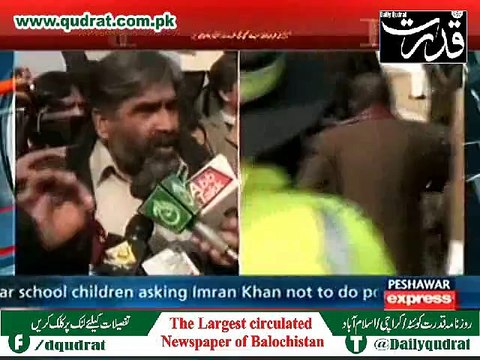 عمران خان کی آرمی پبلک اسکول پشاور آمد کے موقع پر شہدا کے لواحقین مشتعل ہوگئے۔