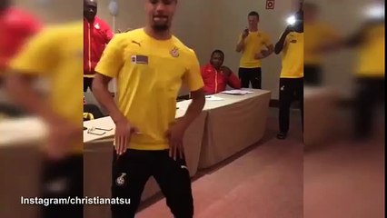 Que ginga! Novato na seleção de Gana dança em trote