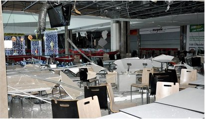 Alışveriş merkezinin tavanı çöktü!