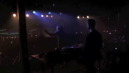 Espontánea en bolas salta sobre el DJ