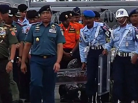 ВМС Индонезии показали видео, как достают самописец