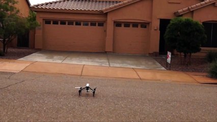 Un drone vient s'écraser sur la porte de garage du propriétaire juste après le décollage.