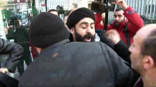 Cumhuriyet Gazetesi önünde 3 gözaltı