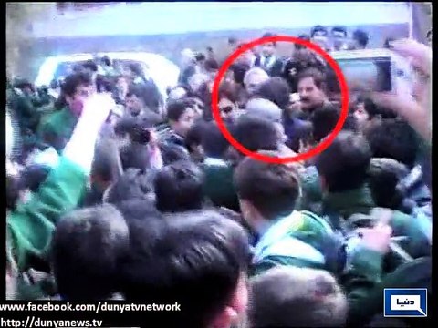 Dunya News - Peshawar: Students welcome Imran Khan, click photos on his arrival at APS