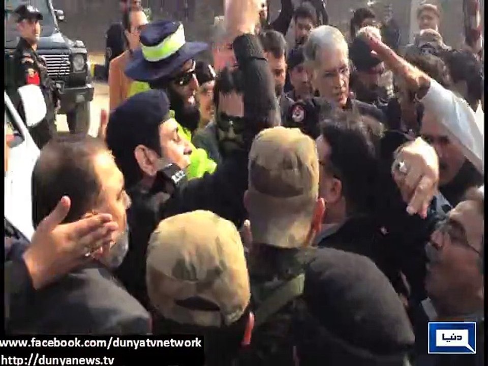 Dunya News - Bereaved parents chant 'go Imran go' as Khan visits APS