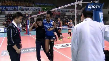 Hooker sofre grave lesão em quadra