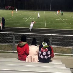 Il inscrit un but avec ses mains en faisant une touche acrobatique