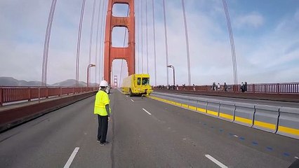 Un camion déplace des séparateurs de voies sur le pont du Golden Gate