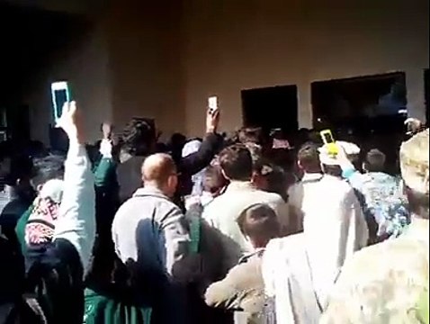 APS Pehswar Students Chanted Go Nawaz GO On Arrival OF Imran Khan - Must watch