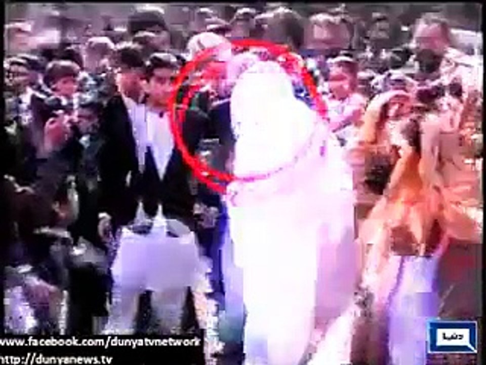 Dunya News - Peshawar- Students welcome Imran Khan, click photos as he reaches APS