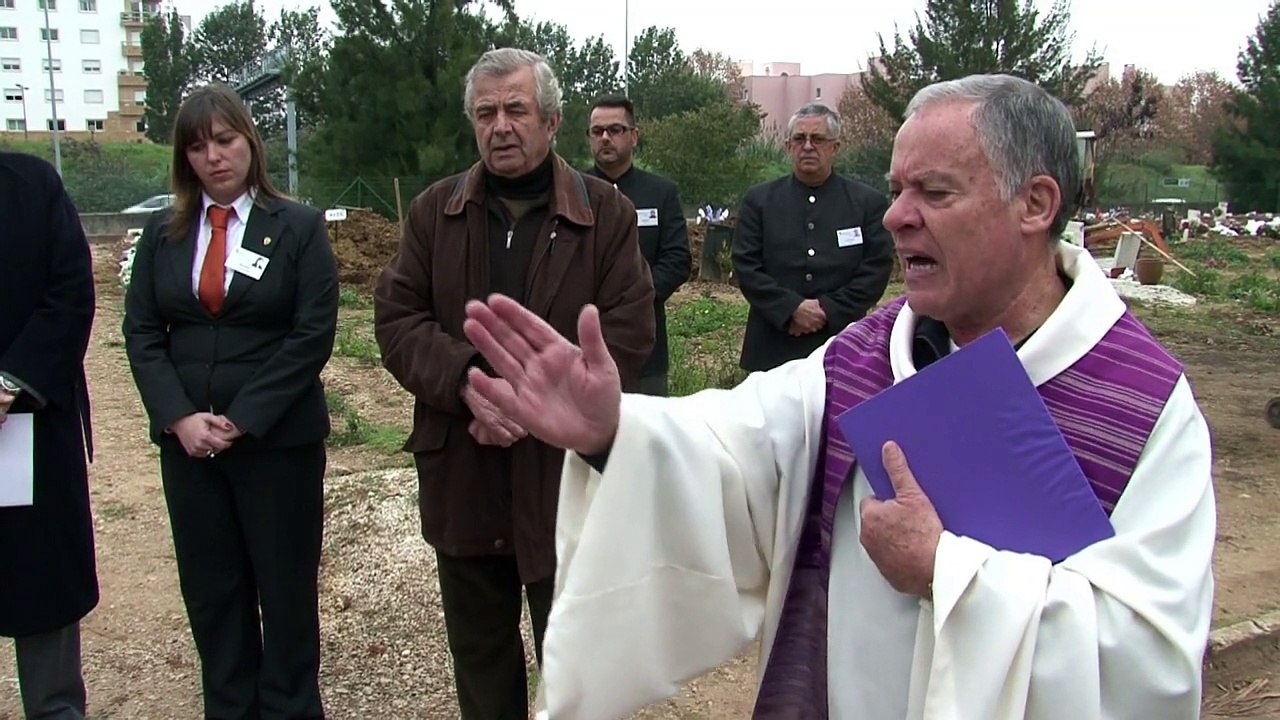 Ehrenamtliche trauergäste am grab