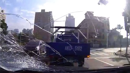 Un automobiliste de 85 ans renverse deux personnes et sème le chaos