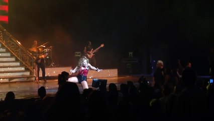 Gloria Trevi Le Arranca el Cabello a Fan En Pleno Concierto