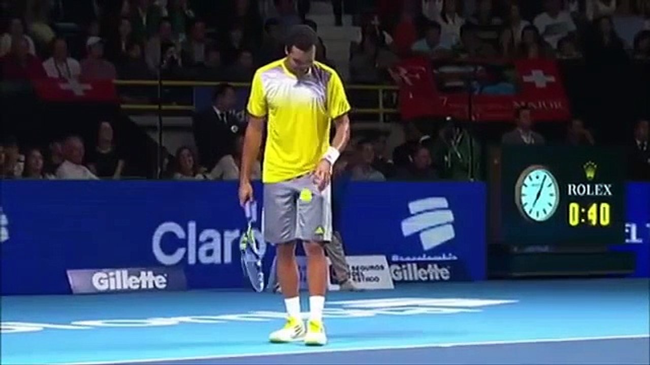 The Crowd Goes Crazy After Federer’s Insane Tennis Court