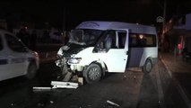 Minibüs Direğe Çarptı: 5 Yaralı