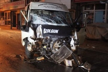 Minibüs Direğe Çarptı: 5 Kişi Yaralandı