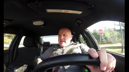 Un policier qui chante Shake it Off dans sa voiture de patrouille