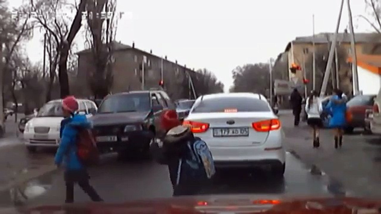 criancas a serem atropeladas