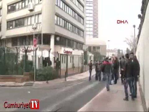 Cumhuriyet Gazetesi önünde güvenlik önlemi sürüyor