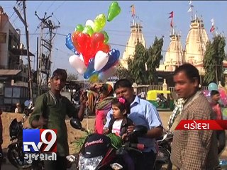 Tải video: Children among 5 injured in gas balloons blast, Vadodara - Tv9 Gujarati